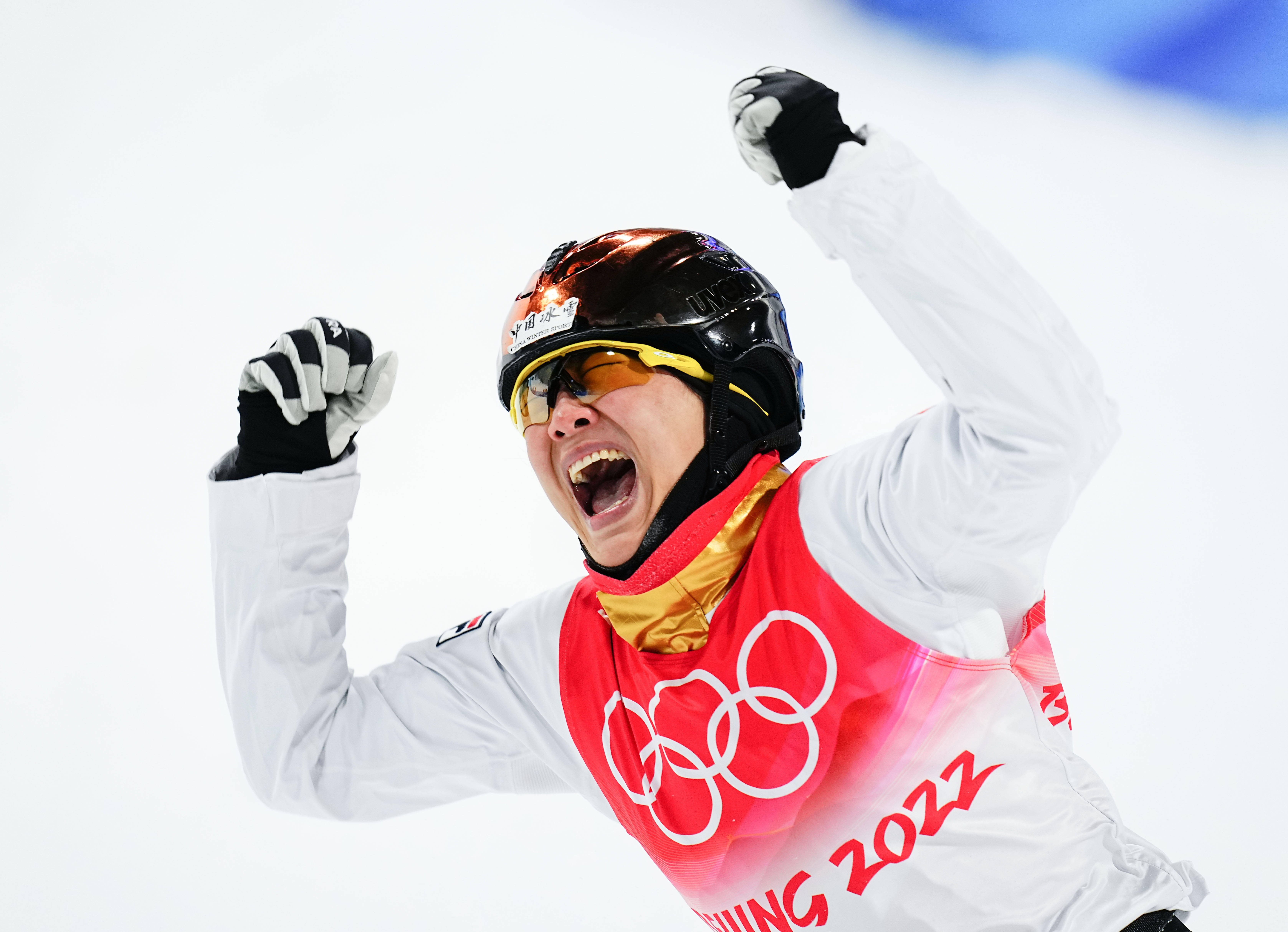 中国选手在滑雪项目中惊险夺冠