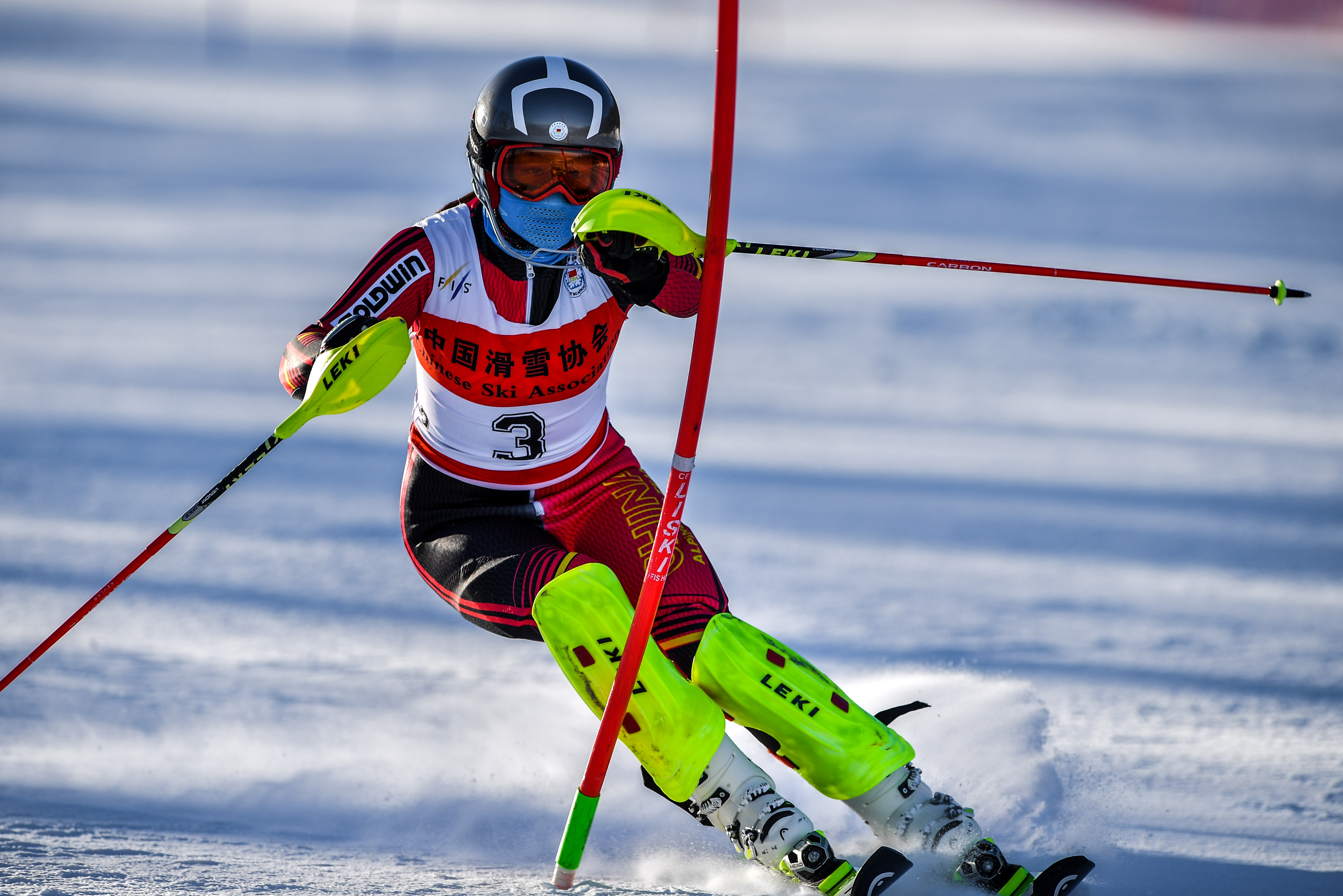 中国选手在滑雪项目中惊险夺冠