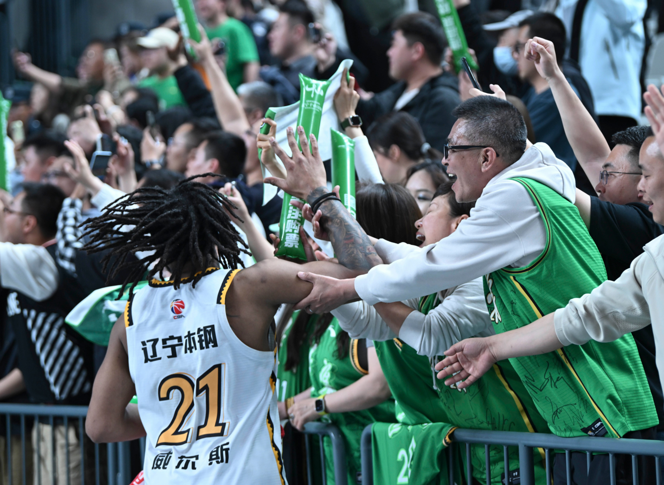 绿军客场击败黄蜂，东部稳居第二