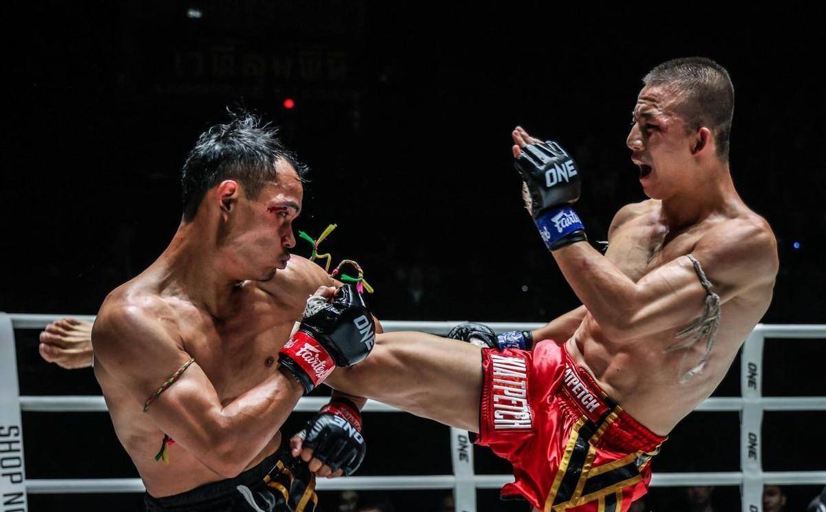 泰拳比赛尽展激情，选手奋力进攻的简单介绍