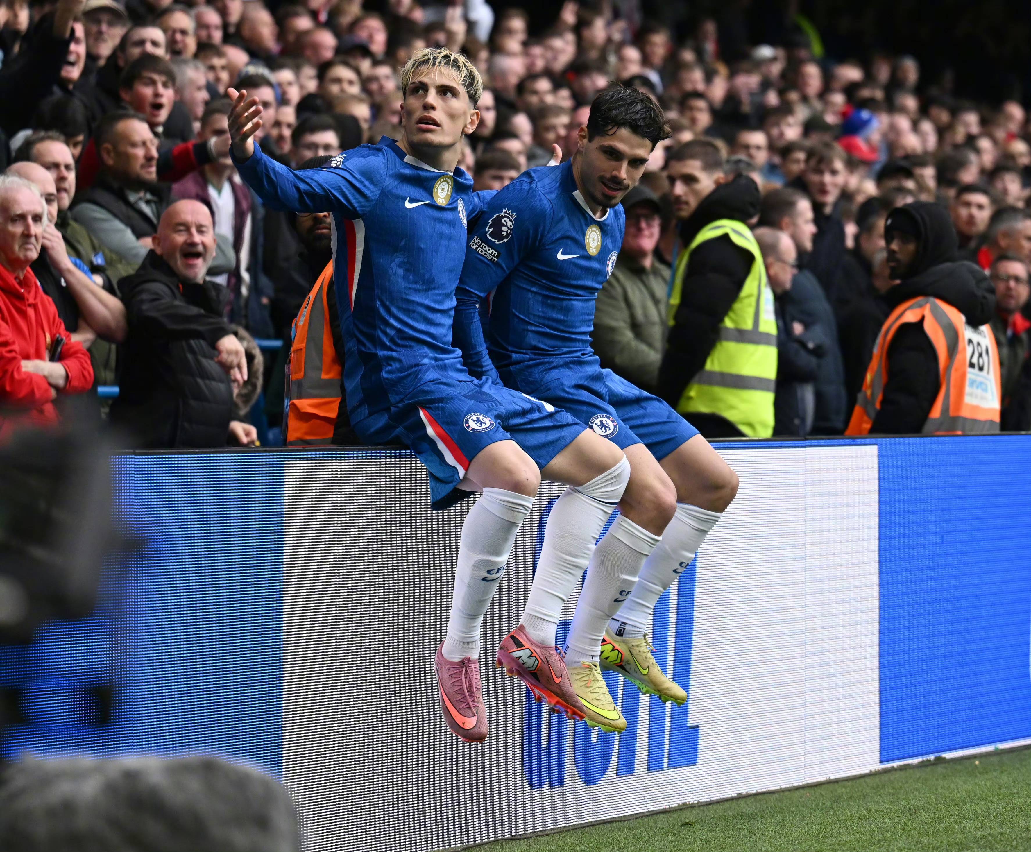 切尔西主场轻取对手，继续领跑积分榜的简单介绍