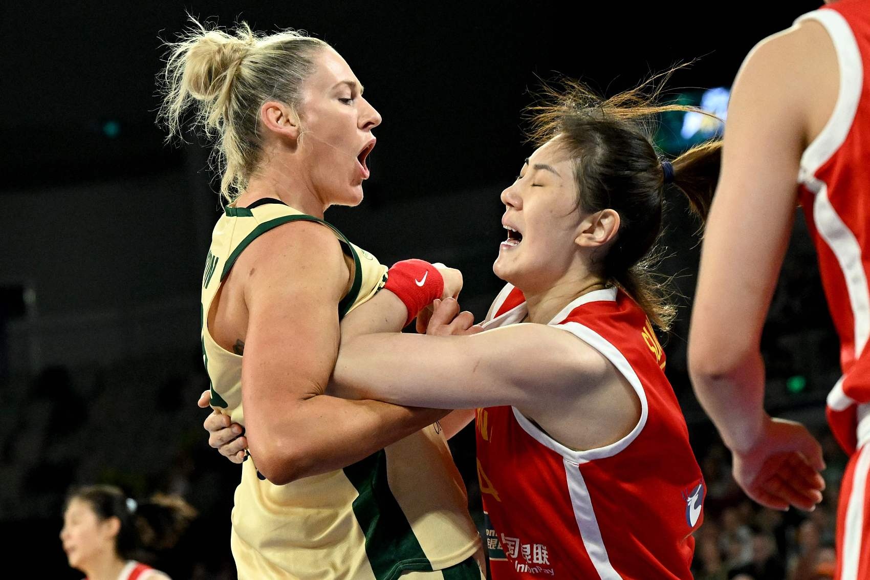 澳洲篮球联赛精彩继续，球员们拼尽全力