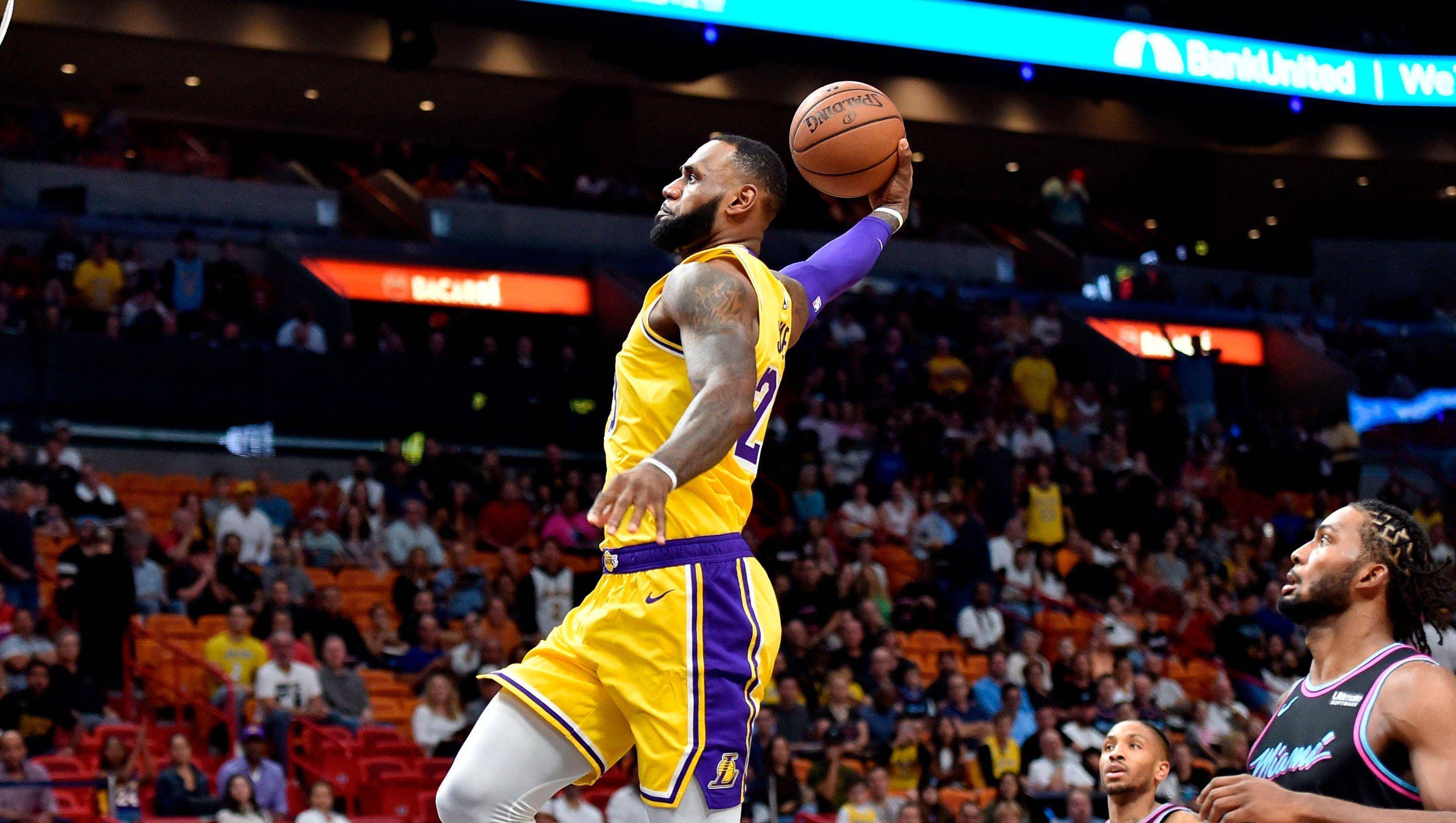 篮球巨星频频上演精彩表现，球迷狂欢