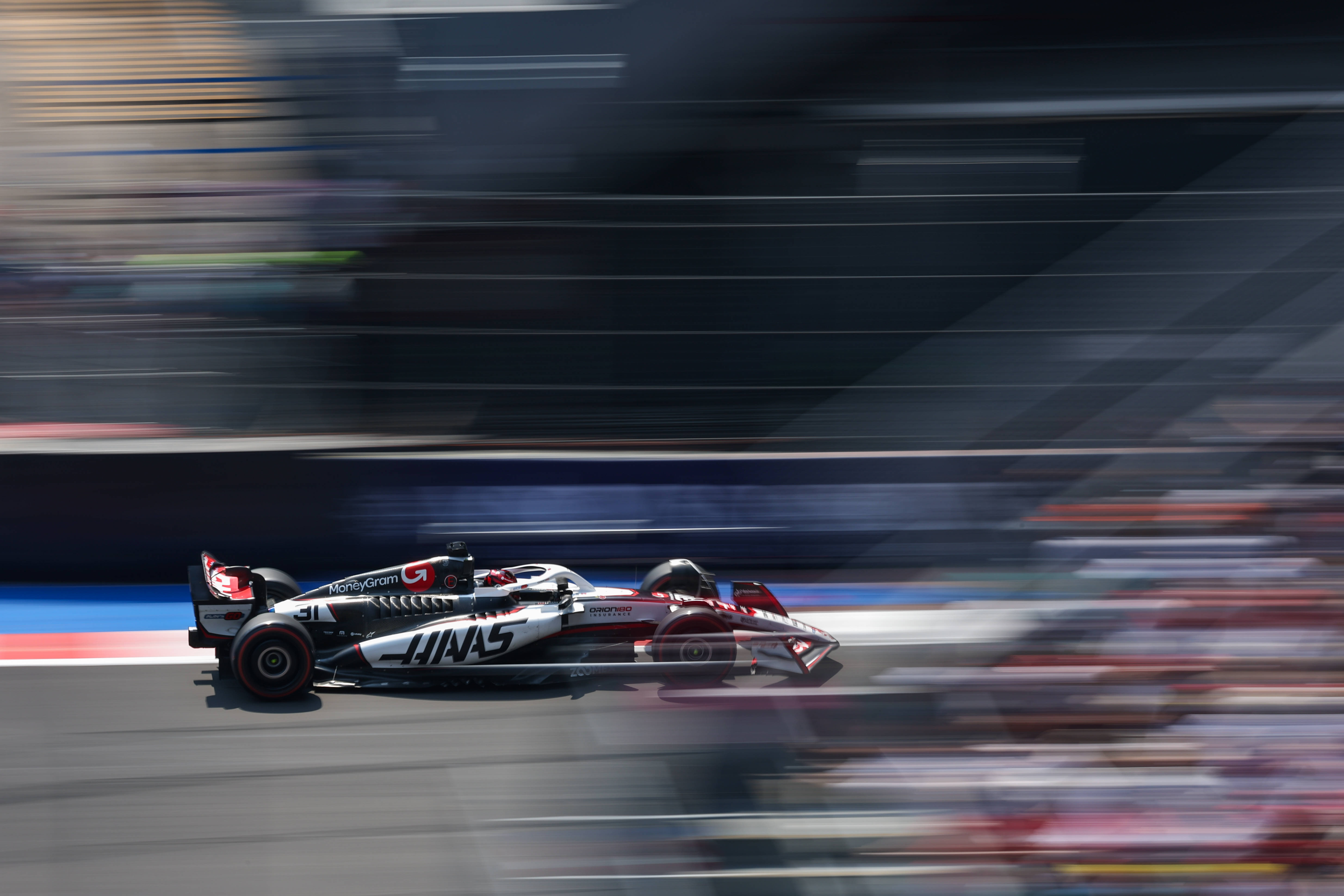 红牛车队横扫阿斯顿马丁，塞恩斯高光表现的简单介绍