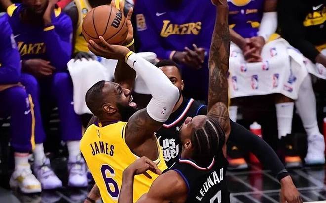 上海队力克湖人，伦纳德关键制胜