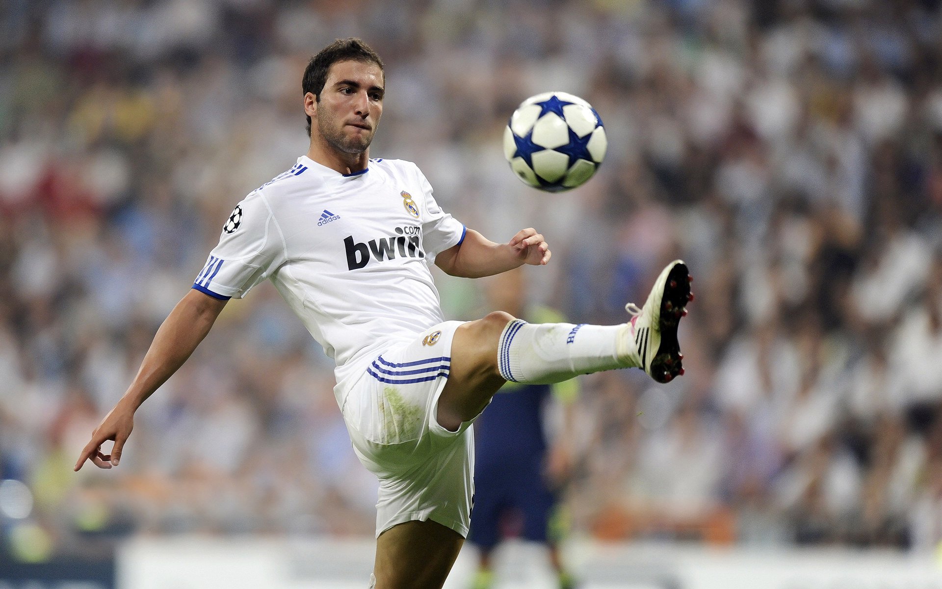 引擎轰鸣中的历史瞬间,拉塞尔惊艳四座,法拉利绝杀迈凯伦